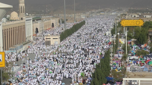 حجاج بيت الله الحرام ينفرون من عرفات إلى مزدلفة بعد أدائهم الركن الأعظم
