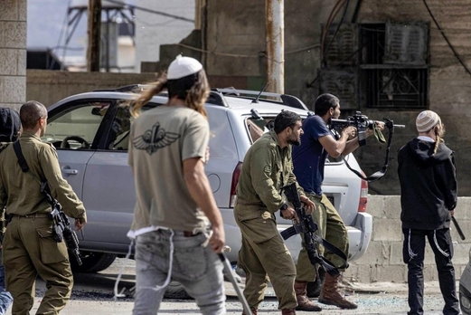 إصابة عشرة فلسطينيين باعتداء للمستوطنين والاحتلال يعتقل سبعة في الخليل