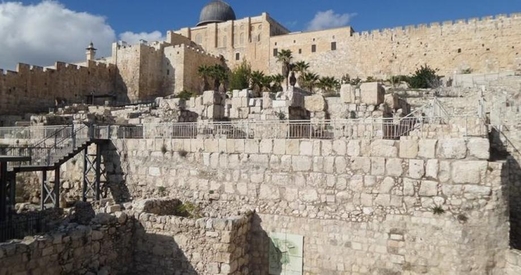 العدو الصهيوني يواصل الحفر والتهويد وسرقة آثار القصور الأموية بالقدس