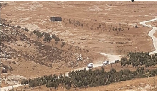 مستوطنون يهاجمون منازل الفلسطينيين ويحرقوا المحاصيل الزراعية شرق وجنوب الخليل