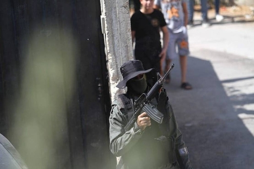 مقاومون فلسطينيون يطلقون نار على مركبة لشرطة العدو الصهيوني في نابلس