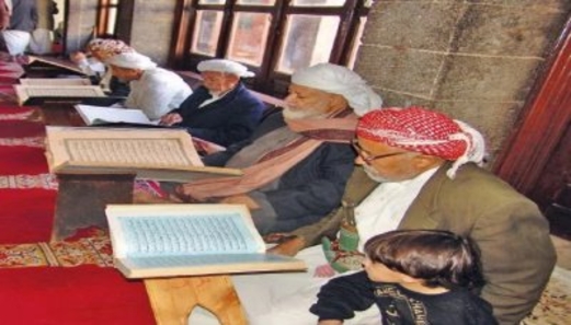 اليمنيون في ظل الأزمة الإنسانية .. تكافل يجسد معاني الإيثار