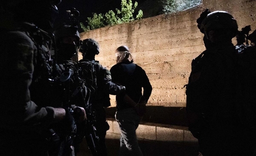 العدو الصهيوني يشن حملة دهم واعتقالات بالضفة وسط تصاعد المواجهات