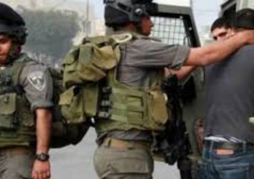 قوات العدو الصهيوني تعتقل مقدسيا وتمدد توقيف آخرين