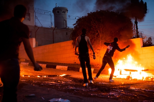 إصابة عدد من الفلسطينيين بمواجهات في نابلس واعتقالات واقتحامات بالضفة والقدس