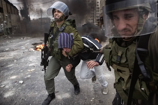 العدو الصهيوني يعتقل 14 مواطناً فلسطينياً في الضفة المحتلة بينهم أسرى محررين