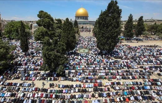 عشرات الآلاف من الفلسطينيين  يؤدون صلاة الجمعة في رحاب الأقصى