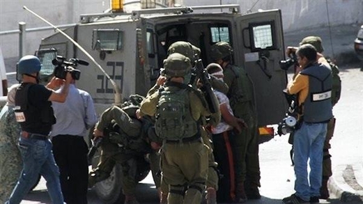 العدو الصهيوني يقمع وقفة احتجاجية في حي الشيخ جراح بالقدس