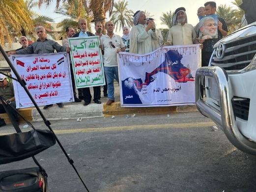 مئات العراقيين يتظاهرون احتجاجا على تدخل أمريكا في شؤون بلادهم الداخلية