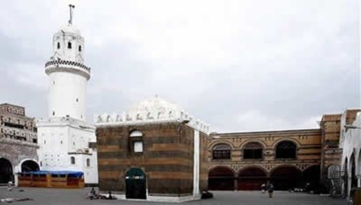 أعضاء السياسي الأعلى يؤدون صلاة عيد الفطر بالجامع الكبير بصنعاء