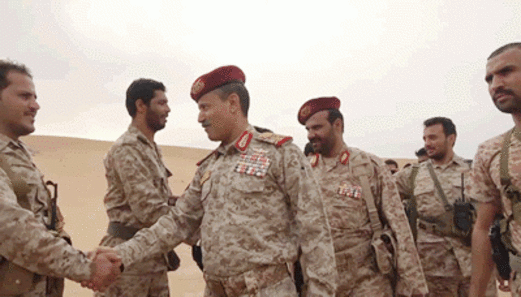وزير الدفاع يزور أبطال الجيش واللجان الشعبية في صحراء الاجاشر بالجوف