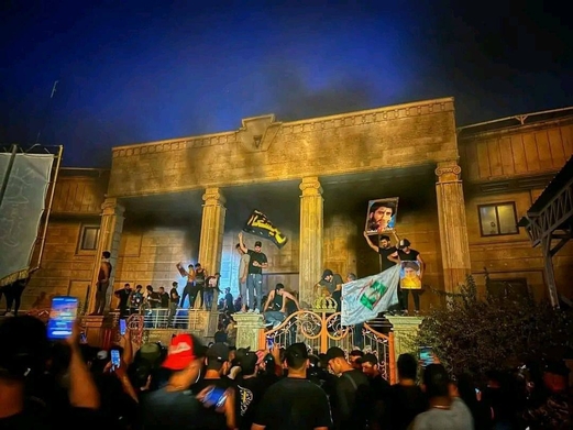 محتجون عراقيون يحرقون السفارة السويدية في العراق ردا على حرق القرآن
