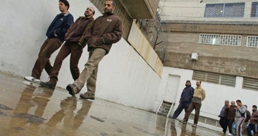 أسرى الجهاد في النقب يعتصمون في الساحات احتجاجاً على اكتظاظ غرفهم