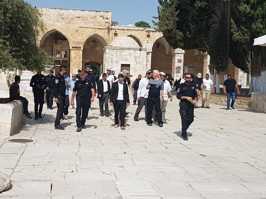 عشرات المستوطنين يجددون اقتحامهم لباحات المسجد الأقصى