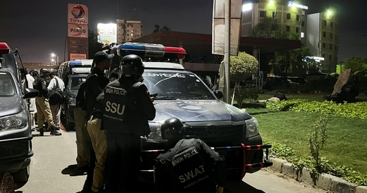 مقتل شرطي وإصابة آخرون جراء تفجير انتحاري بمسجد في باكستان