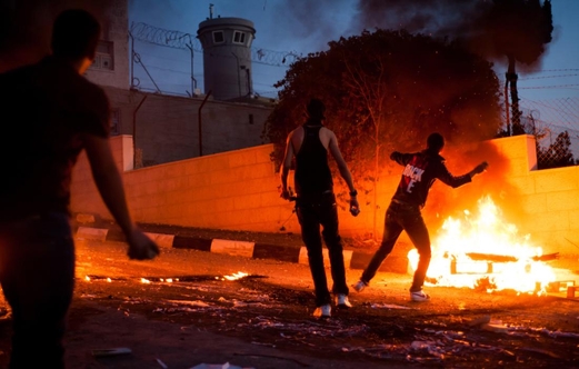 العدو الصهيوني يشن حملة مداهمات واعتقالات في الضفة والقدس وسط اشتباكات مسلحة