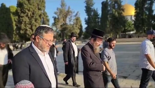 مستوطنون يقتحمون المسجد الأقصى بقيادة المتطرف ” بن غفير “