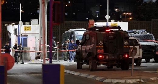 قوات العدو الصهيوني تداهم المحال التجارية في مخيم شعفاط بالقدس المحتلة