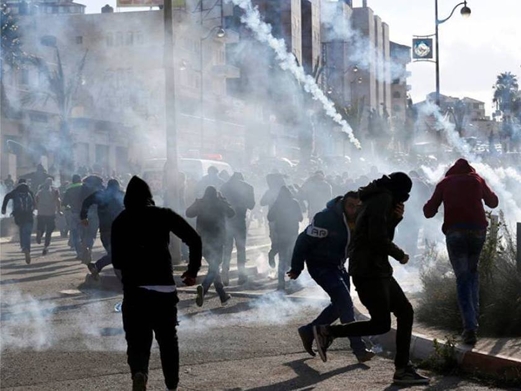 إصابة عشرة فلسطينيين بالاختناق خلال مواجهات مع العدو الصهيوني في بيتا