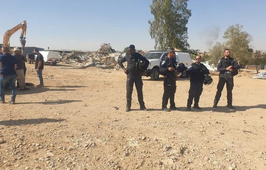 قوات العدو الصهيوني تهدم مسكناً فلسطينيا بمسافر يطا جنوب الخليل