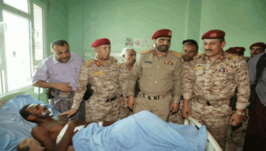 مساعد وزير الدفاع للموارد البشرية يزور الجرحى في مجمع الساحل الغربي الطبي
