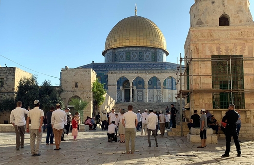 عشرات المستوطنين المتطرفين يقتحمون المسجد الأقصى