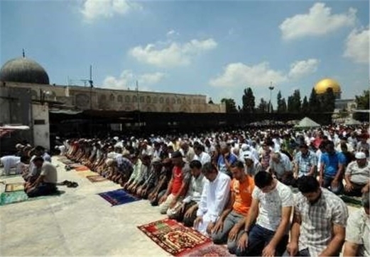 عشرات الآلاف من الفلسطينيين يؤدون صلاة الجمعة في رحاب الأقصى 