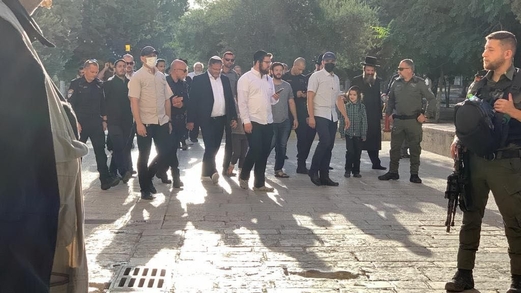 قطعان المستوطنين الصهاينة يقتحمون باحات الأقصى بحراسة مشددة من شرطة العدو