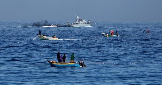 العدو الصهيوني يهاجم مراكب صيد في بحر شمال قطاع غزة