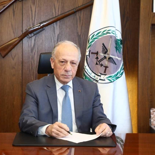 نجاة وزير الدفاع اللبناني من محاولة اغتيال وتعرض سيارته لإطلاق نار من مجهولين