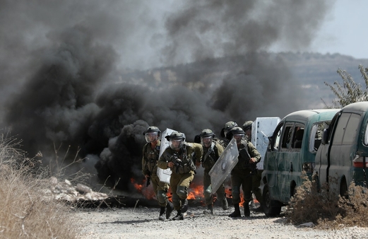 إصابة مواطنين فلسطينيين في قمع لقوات العدو الصهيوني لمسيرتين بالضفة الغربية المحتلة
