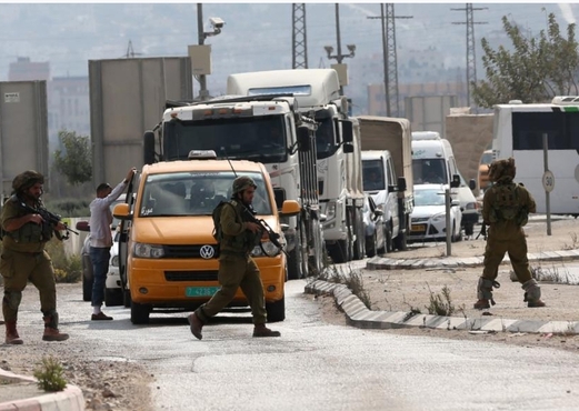 مقاومون فلسطينيون يستهدفون حاجز “حوارة” جنوب نابلس