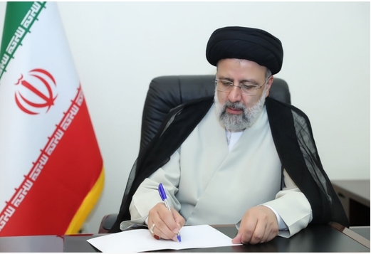 الرئيس الإيراني يطالب بسرعة الكشف عن الايدي الضالعة في جريمة مرقد “شاهجراغ”