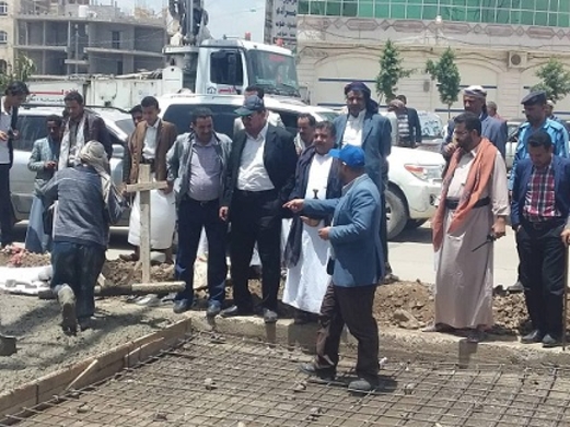 أمين العاصمة يدشن العمل باستكمال مشروع الرصف الحجري بشارع الخمسين