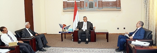 رئيس الوزراء يناقش مع محافظي عدن وحضرموت الأوضاع في المحافظتين والمحافظات المحتلة