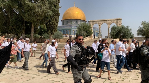 عشرات المستوطنين المتطرفين يقتحمون المسجد الأقصى