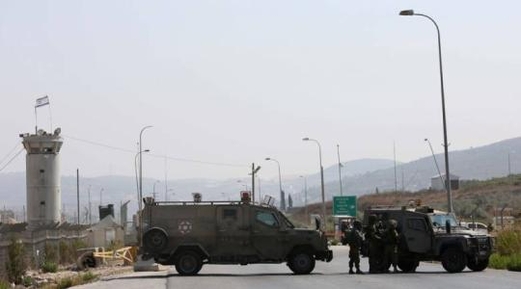 قوات العدو الصهيوني تشدد الإجراءات حول نابلس وتقتحم مسجدها بحثاً عن منفذ عملية حوارة