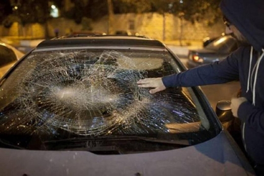 مستوطنون يعتدون على مركبات المواطنين الفلسطينيين جنوب نابلس