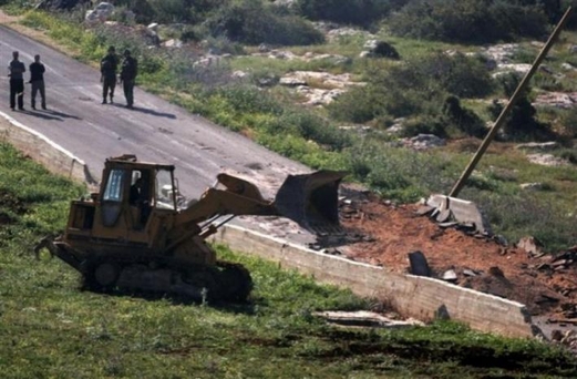 مستوطنون صهاينة  يجرفون أراض فلسطينية وينصبون خيمة جنوب الخليل