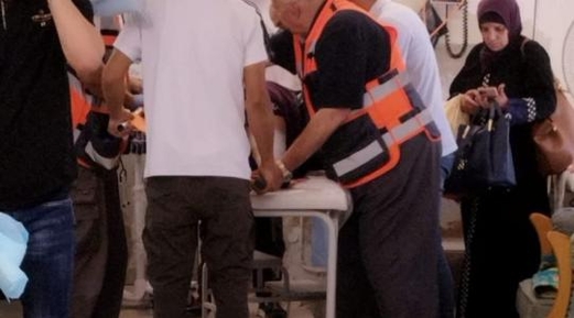 إصابة ثمانية مقدسيين في اعتداء قوات العدو على المصلين في المسجد الأقصى