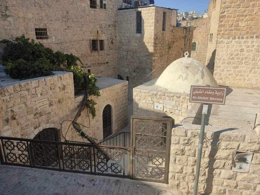 قوات العدو الصهيوني تعتدي على مسجد الشبلي وسط الخليل