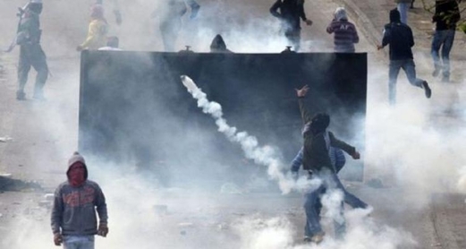 إصابة العشرات بالاختناق خلال مواجهات في بيت “أمر” شمال الخليل في فلسطين المحتلة