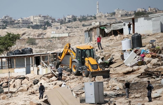 العدو الصهيوني يهدم منزلين لعائلات فلسطينية في النقب المحتل