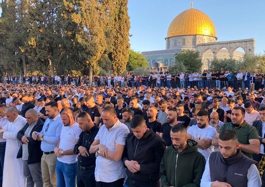 عشرات الآلاف من المصلين الفلسطينيين يؤدون صلاة الجمعة في المسجد الأقصى