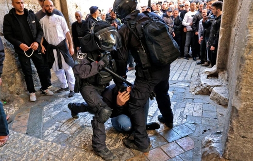 العدو الصهيوني يعتقل ثلاثة فلسطينيين من رام الله