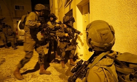 العدو الصهيوني يشن حملة اعتقالات ومداهمات بالضفة والقدس المحتلتين