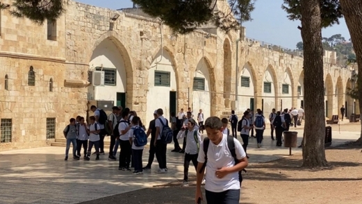 العدو الصهيوني يصادر “كتب المنهاج الفلسطيني” من طلبة مدارس الأقصى