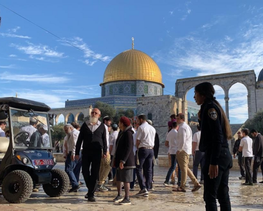 عشرات المستوطنين الصهاينة يقتحمون المسجد الأقصى