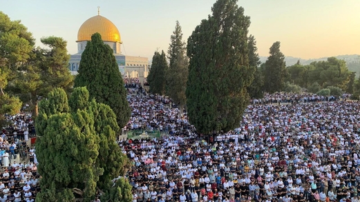 عشرات الآلاف يؤدون صلاة الجمعة في رحاب الأقصى رغم تشديدات العدو