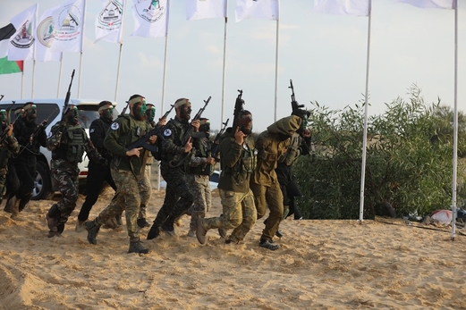 بدء مناورة “الركن الشديد 4” في غزة بإطلاق رشقة صاروخية تجاه البحر